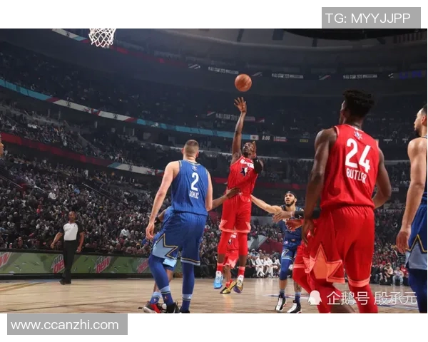 篮球明星的帅气魅力与赛场风采完美结合的精彩瞬间